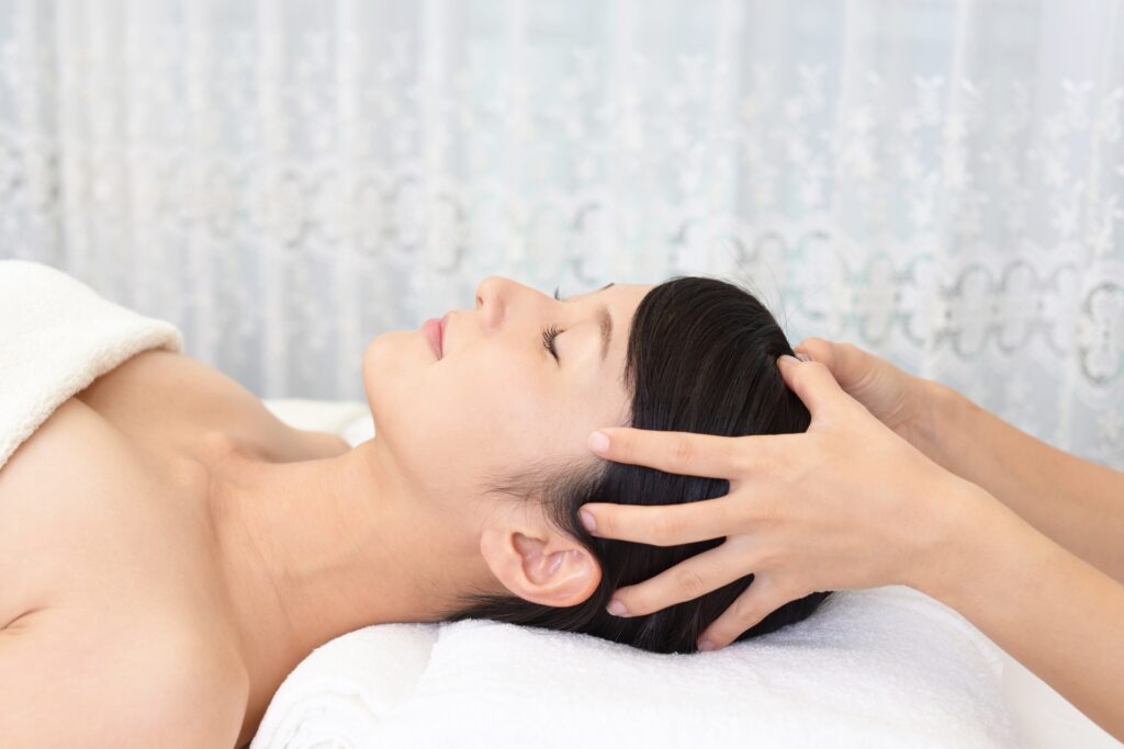 ヘッドスパを受けている女性